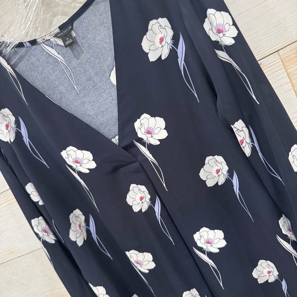 Ann Taylor flowy floral long sleeve top ❤️ - Picture 4 of 6